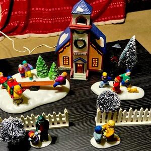 Christmas Village 12 pieces lighted set